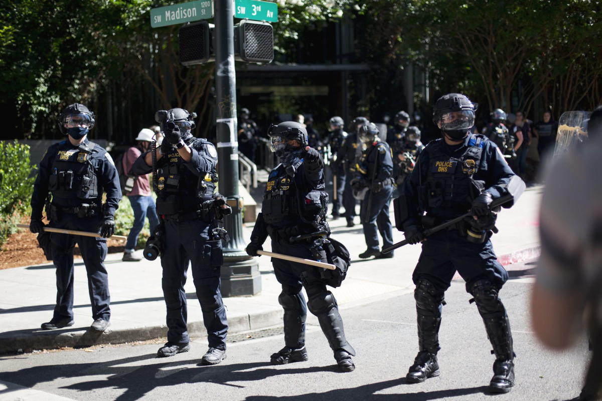 Federal police clear plaza as Portland protests turn
violent 1