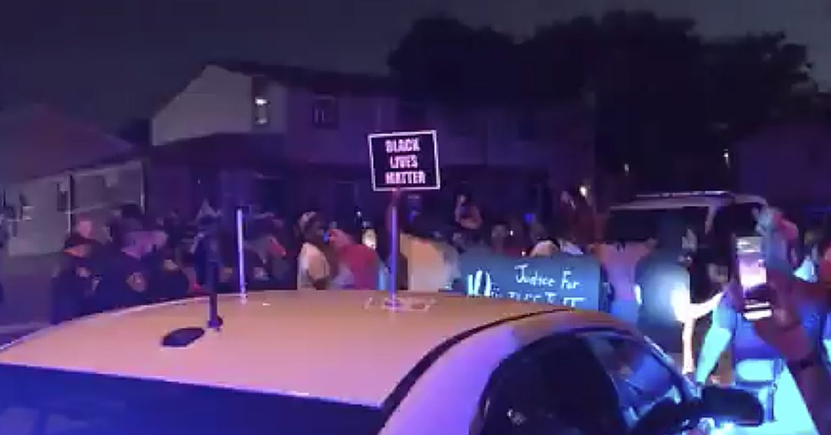 Protest erupts after Kenosha, Wisconsin, police shoot man
from behind 1