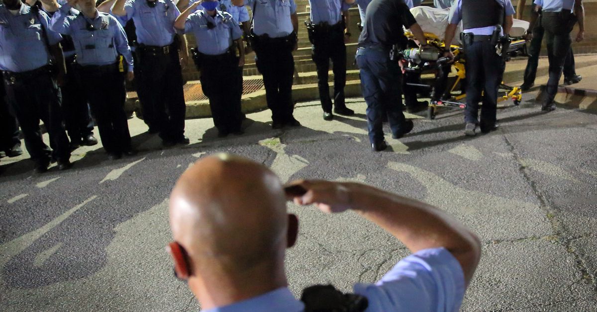 St. Louis officer dies after being shot by gunman 1