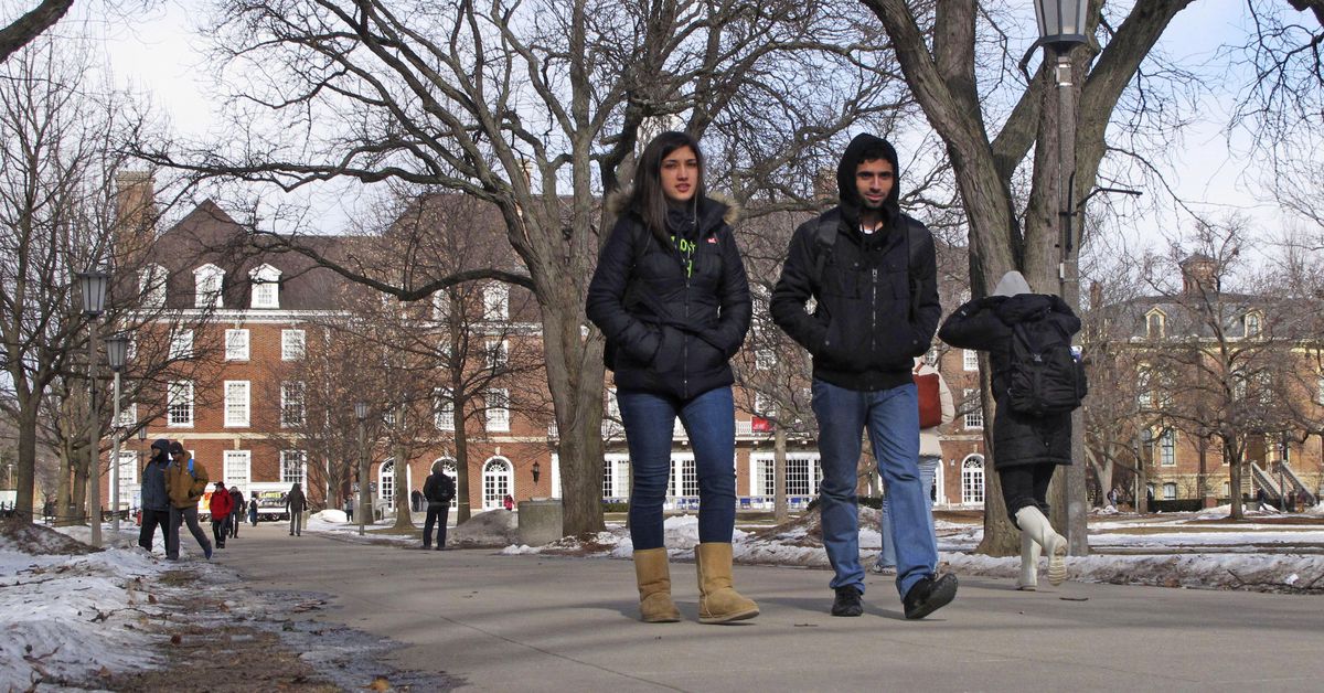 Illinois officials hope testing can control coronavirus on
campus 1