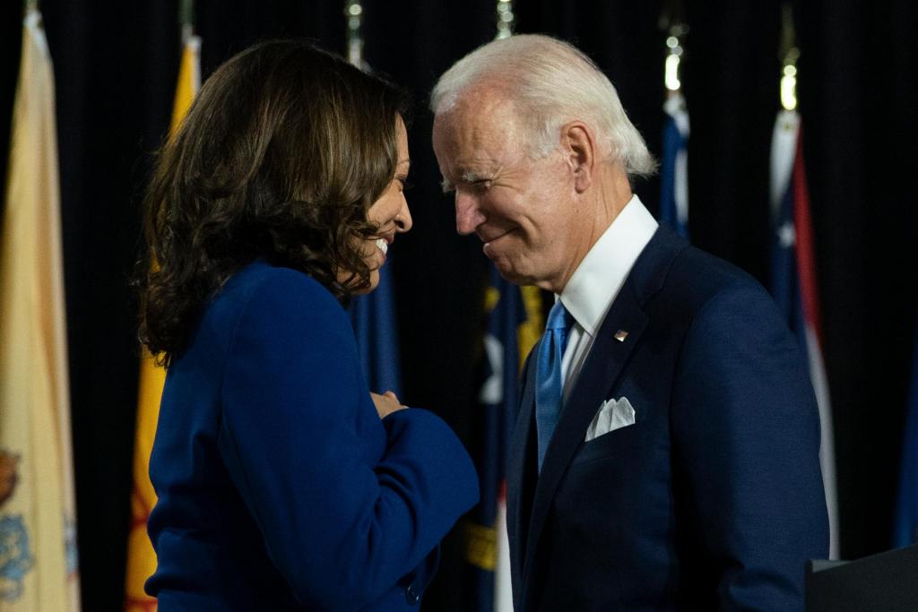 Michelle Obama assails Trump as Democrats open
convention 1