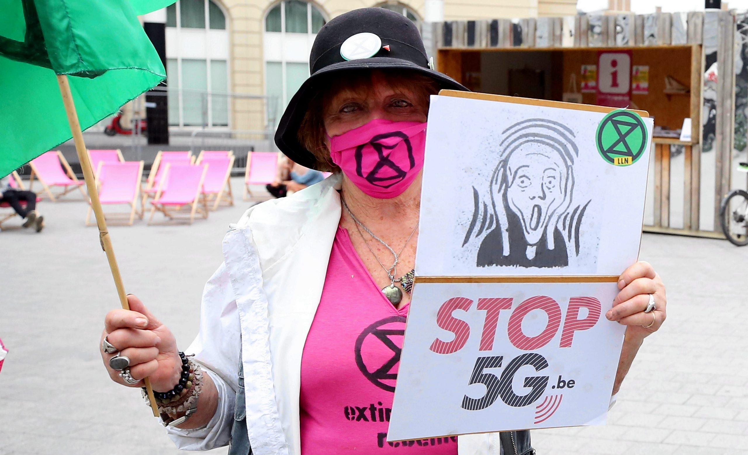 The Most Extreme 5G Conspiracy Theories and How COVID-19
Blew It All Up 1