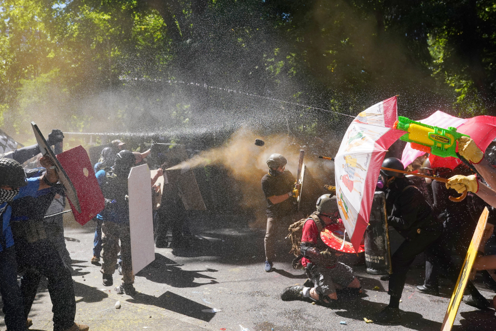 Portland protest turns violent, federal police clear
plaza 1
