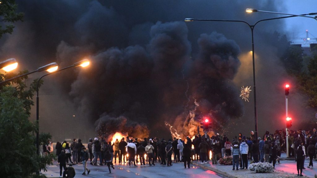 WATCH: Muslims Riot, Stone Cops in No-Go Zone After
Protester Burns Qur'an 1