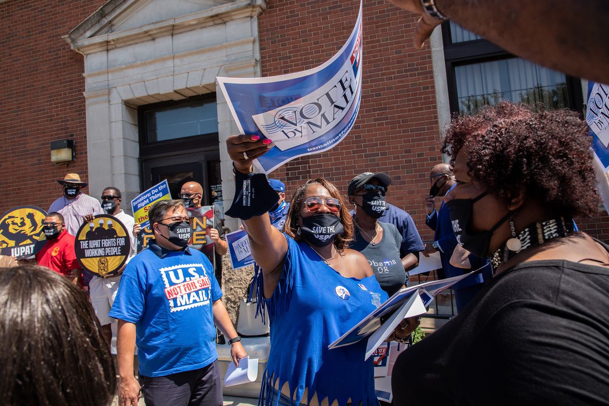 Chicago postal unions rally in front of Bronzeville post
office to attack Trump, postmaster general for mail delays 1 Chicago postal unions rally in front of Bronzeville post
office to attack Trump, postmaster general for mail delays 1