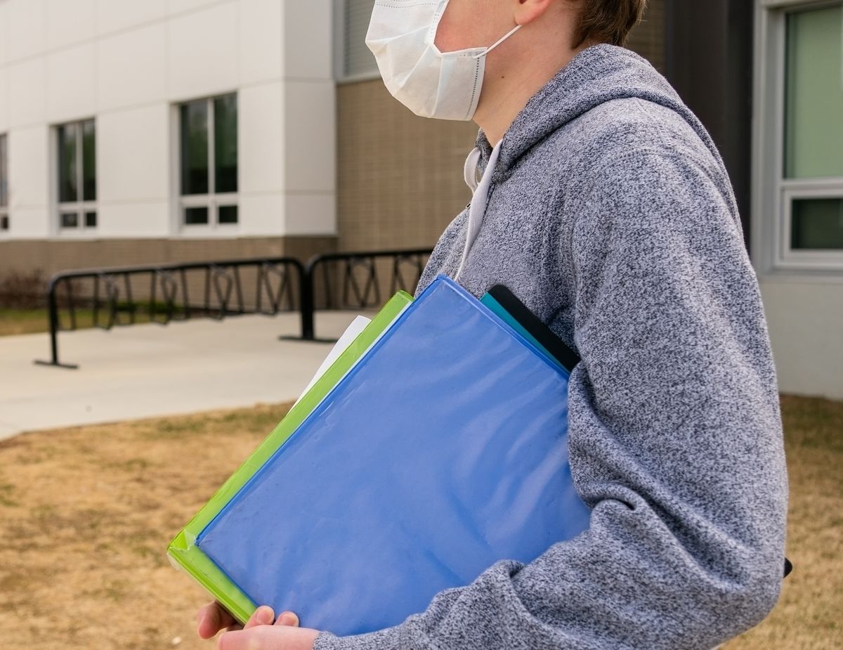 Teacher at risk for COVID-19 offers students extra credit to
wear masks in class 1 Teacher at risk for COVID-19 offers students extra credit to
wear masks in class 1