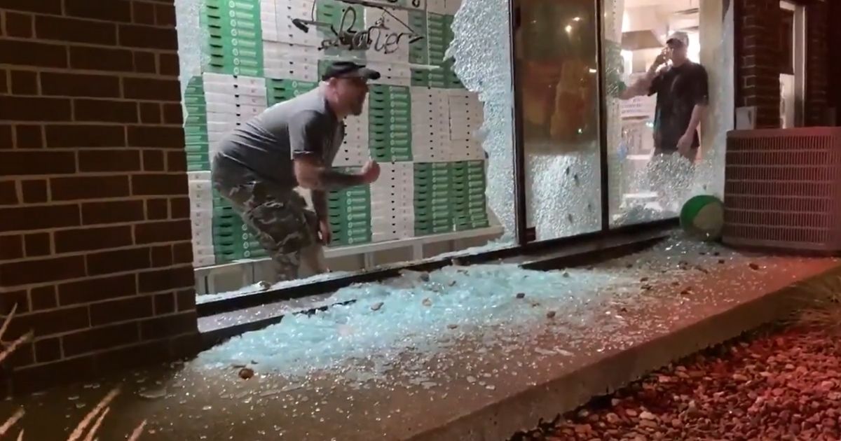 Pizza Shop Employee Peeks Out of Smashed Window and
Perfectly Educates Rioters 1