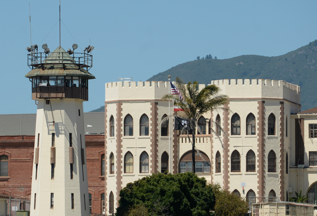 San Quentin: Protesters demand action as prison outbreak
continues 1