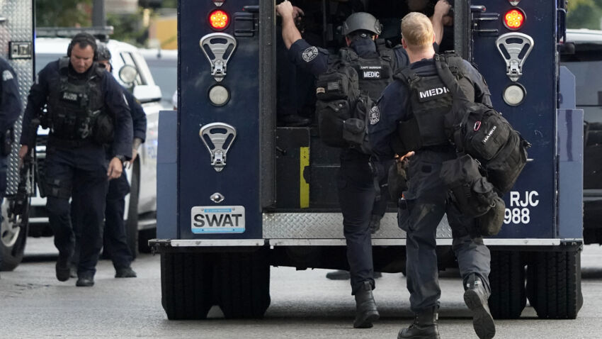 'Tragedy': St. Louis police officer dies after being shot by
gunman 1