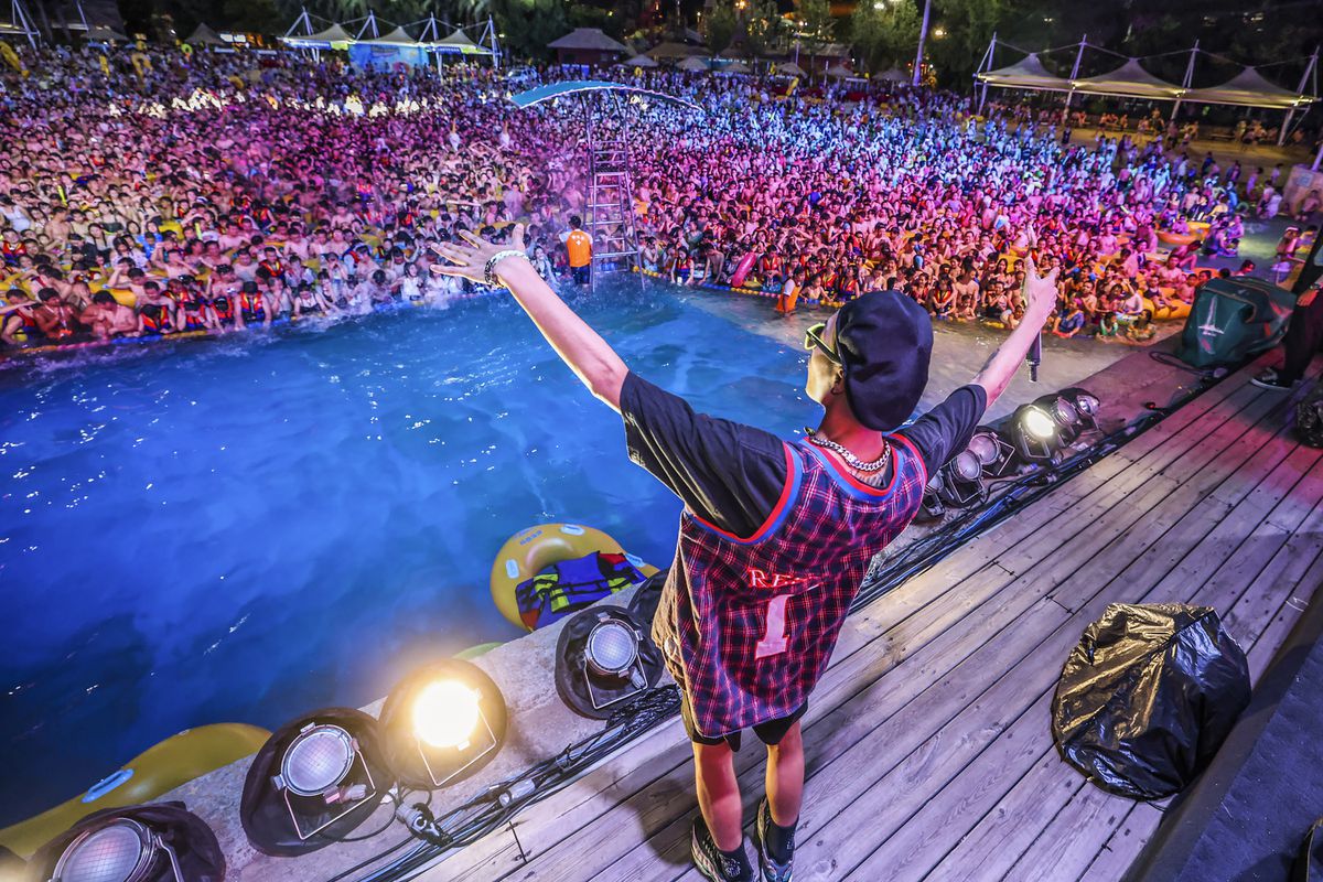 Wuhan water park packed for weekend party as coronavirus
concerns wane 1 Wuhan water park packed for weekend party as coronavirus
concerns wane 1