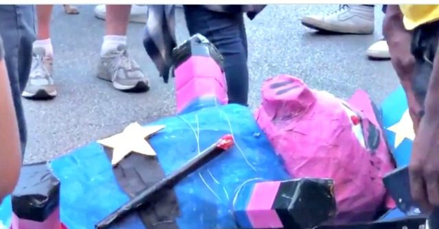 Watch: Chicago BLM Activists Stomp on Pig-Cop Pinatas,
Scream at Residents, Twerk in Protest 1