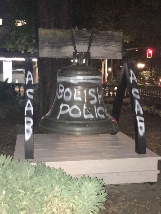 Portland Antifa Rioters Try to Set City Hall on Fire With
People Inside 1