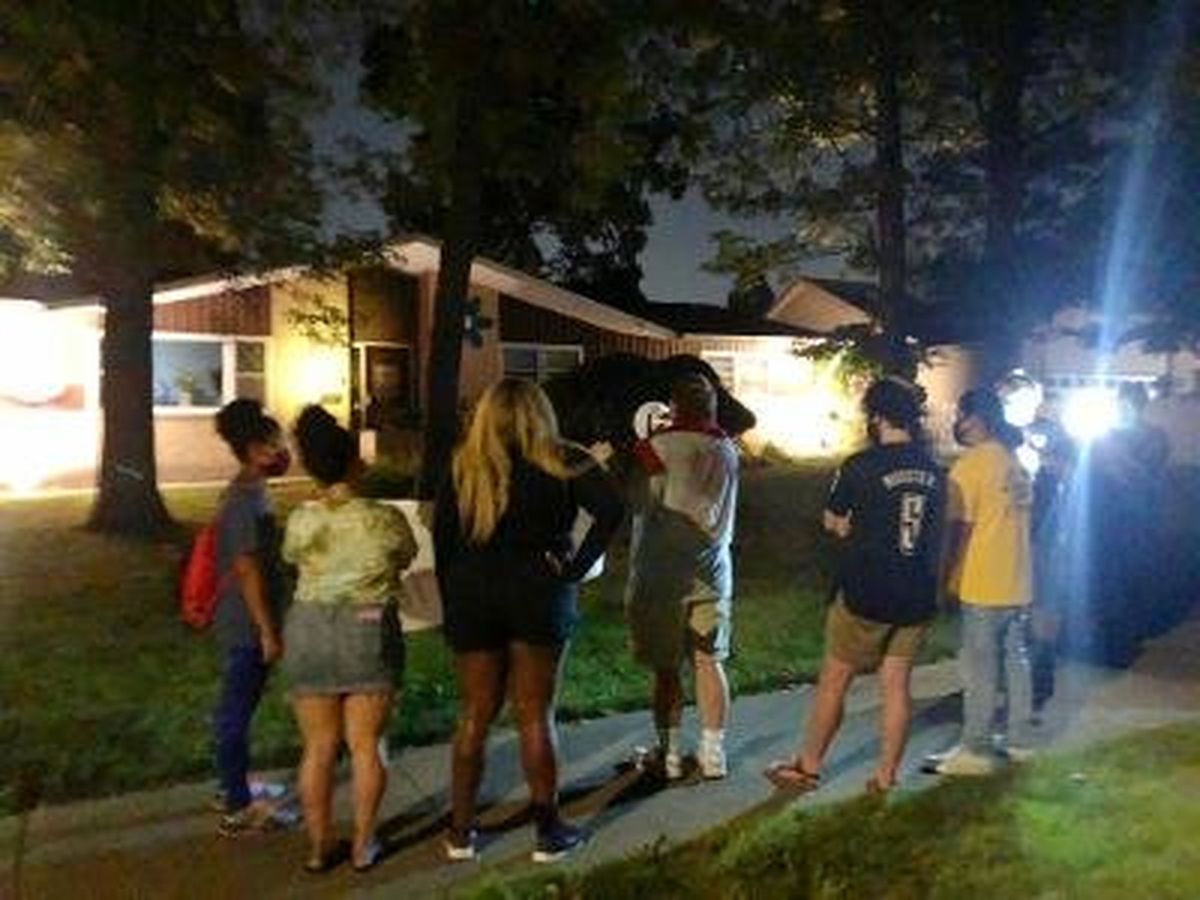 ‘They’re no different than a bully on the block’: Waukegan
officials criticize late-night, defund-police protest outside
alderman’s home 1