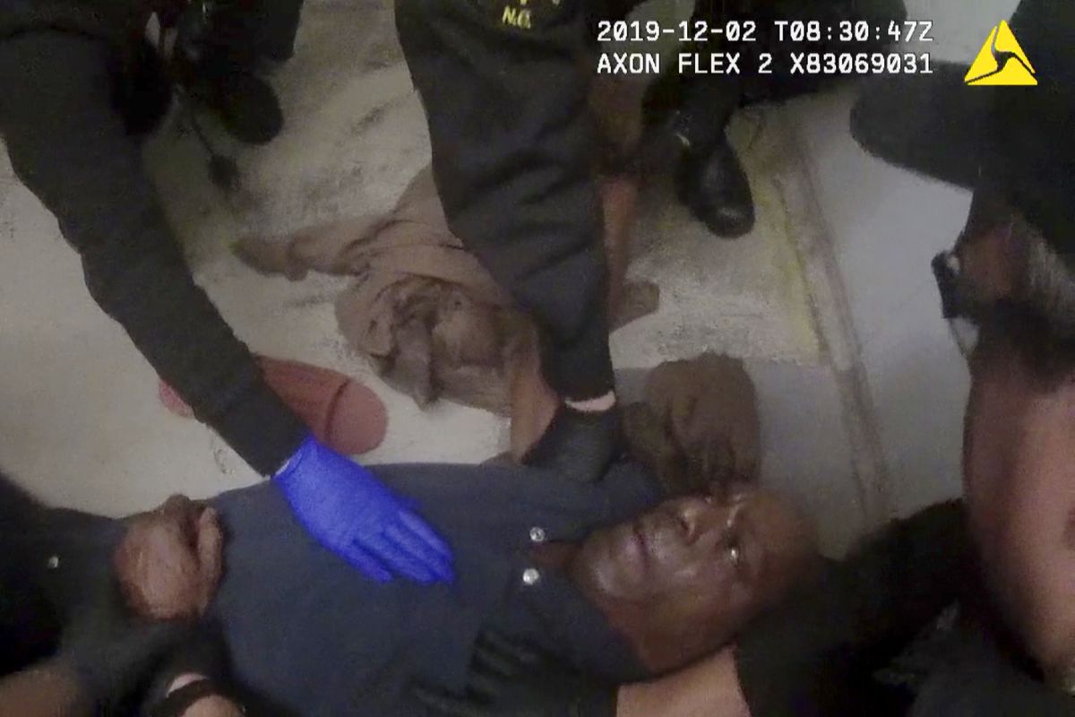 Video shows John Neville repeatedly telling officers he
can’t breathe inside North Carolina jail cell during final
moments 1