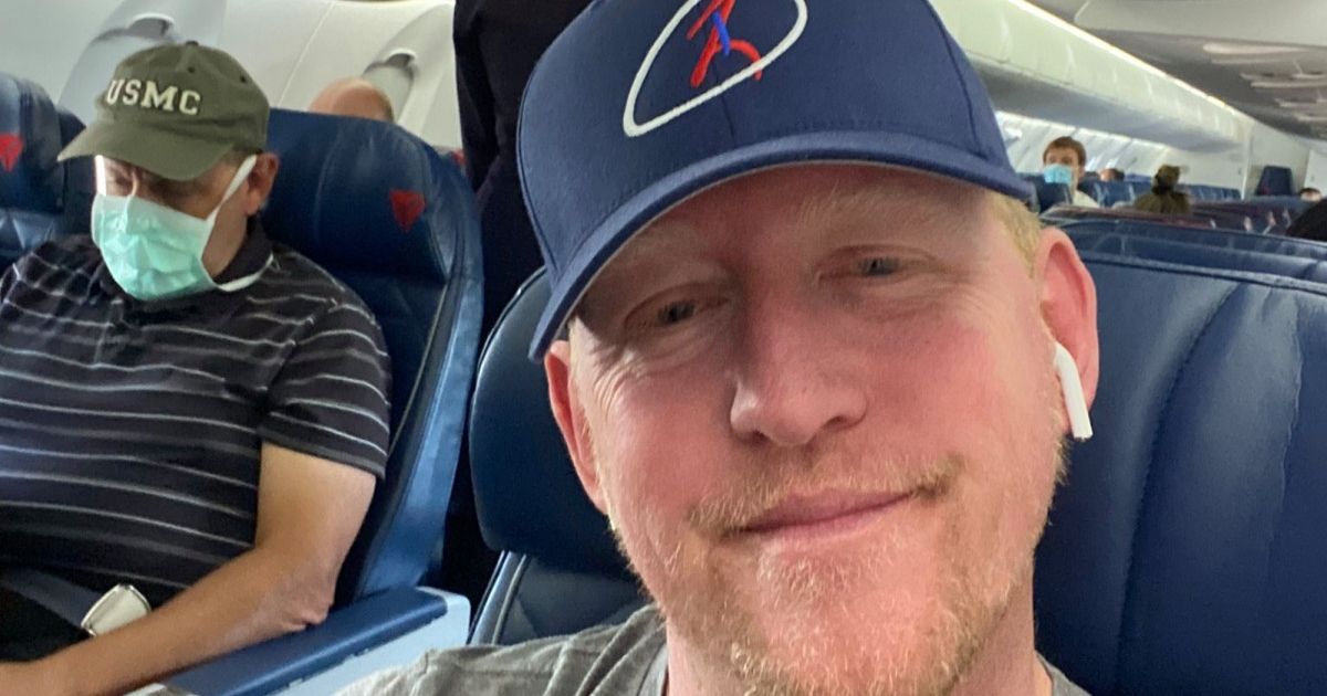 Navy SEAL Who Killed bin Laden Gets Banned from Delta for
Not Wearing a Mask on Flight 1 Navy SEAL Who Killed bin Laden Gets Banned from Delta for
Not Wearing a Mask on Flight 1