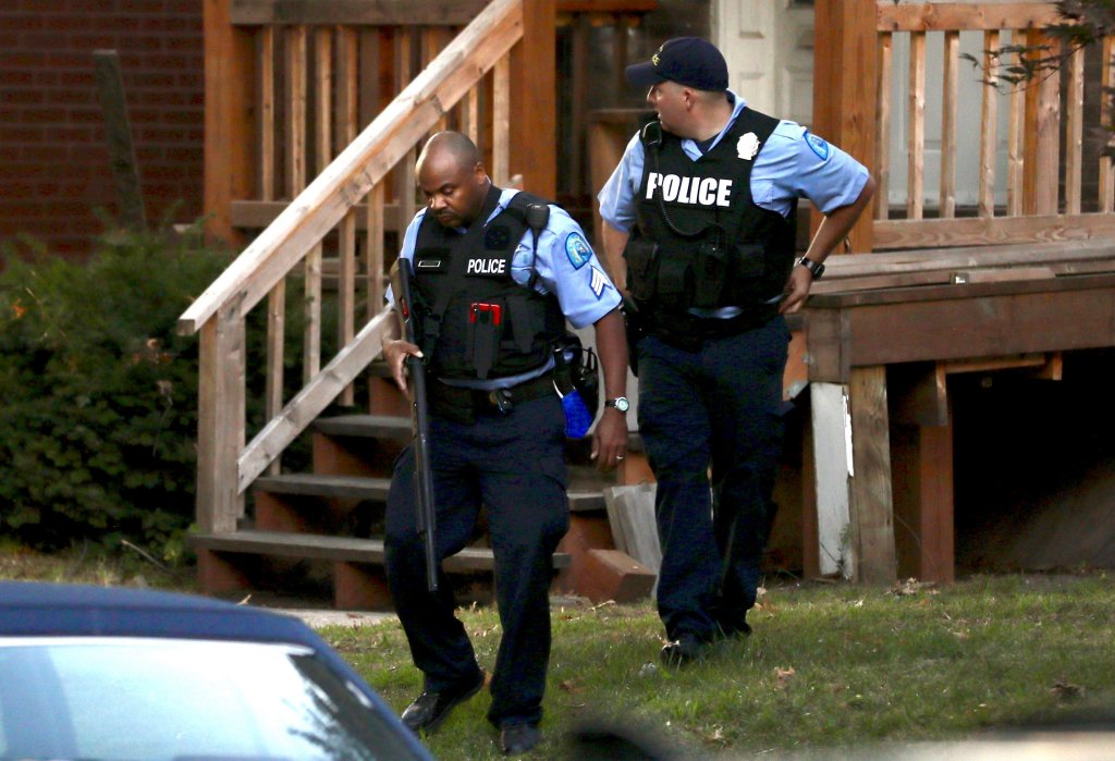 St. Louis officer dies after being shot in head by
gunman 1