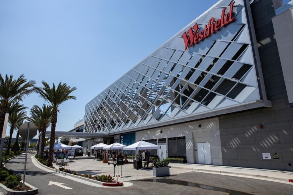 Coronavirus economy: Westfield Valley Fair resumes in-store
shopping 1