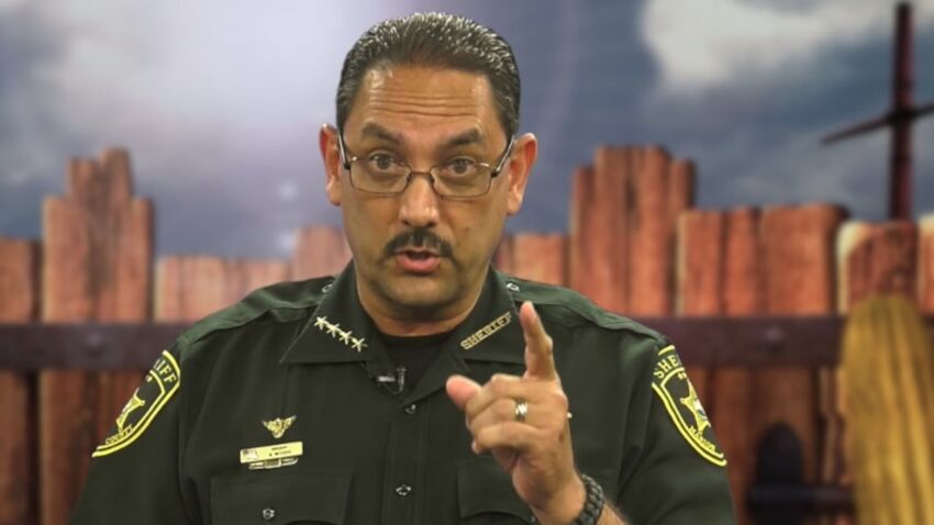 Florida sheriff bans deputies, visitors from wearing
masks 1