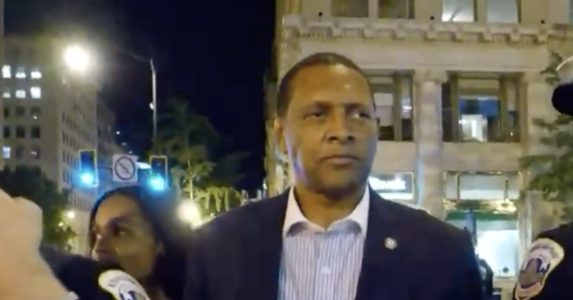WATCH: Black Lives Matter Protesters Harass Vernon Jones
Outside White House 1