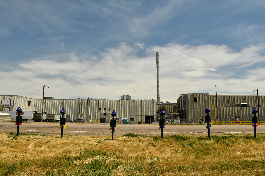 Some of Colorado’s largest COVID-19 outbreaks appear to be
slowing down 1