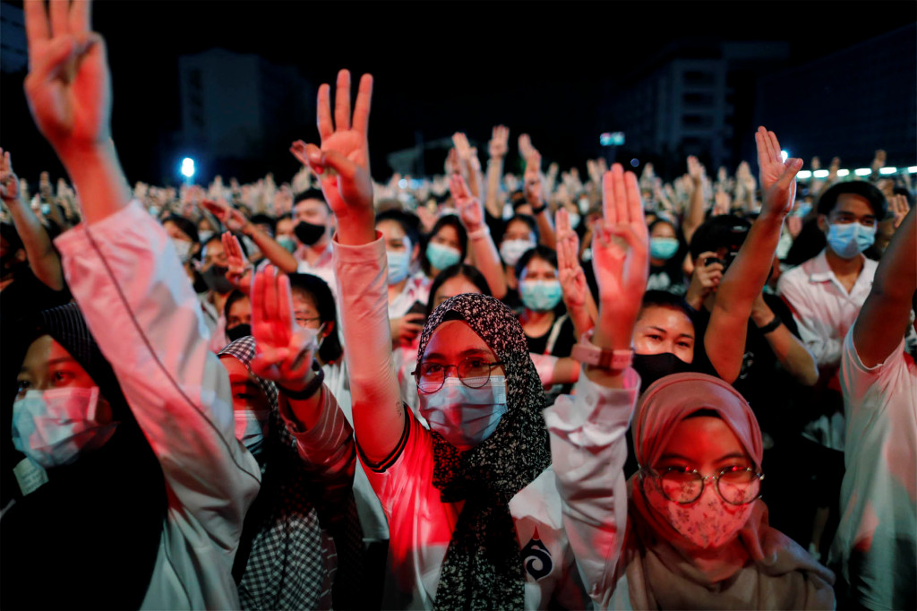 Thai kids adopt ‘Hunger Games’ salute to protest
government 1