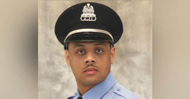 St. Louis Police Officer Dies After Being Shot in the
Head 1