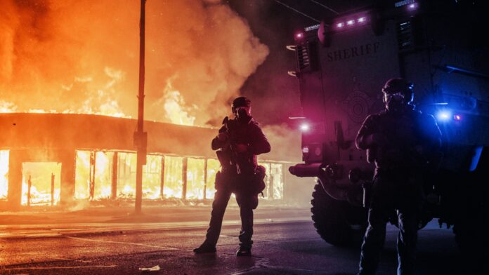 Rioters Loot Businesses in Kenosha, Point Gun at Journalist,
as Media Ignores Violence 1