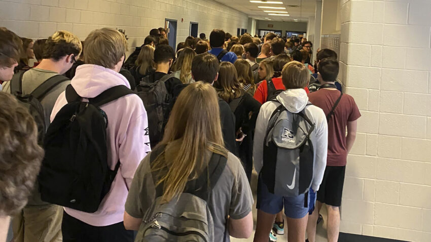 Georgia teens shared photos of maskless students in crowded
hallways. Now they're suspended. 1