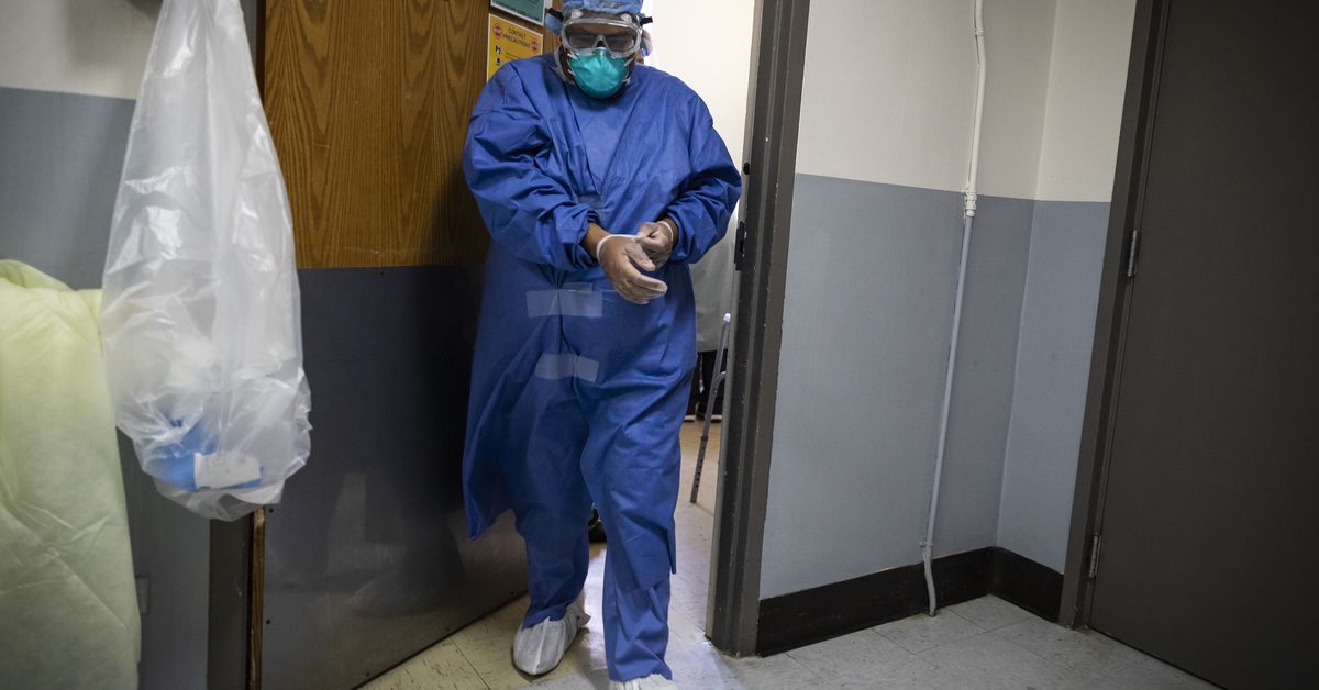 ‘Solemn day’ as Illinois coronavirus death toll surpasses
8,000 1