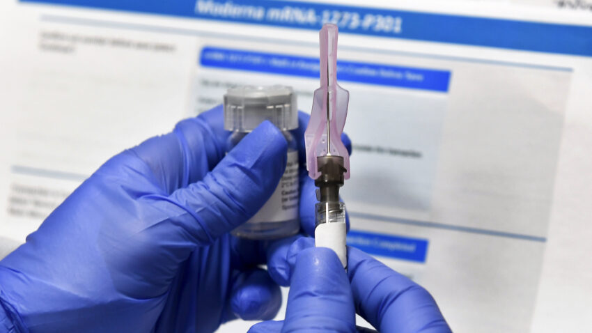 Debate begins for who's first in line for COVID-19
vaccine 1