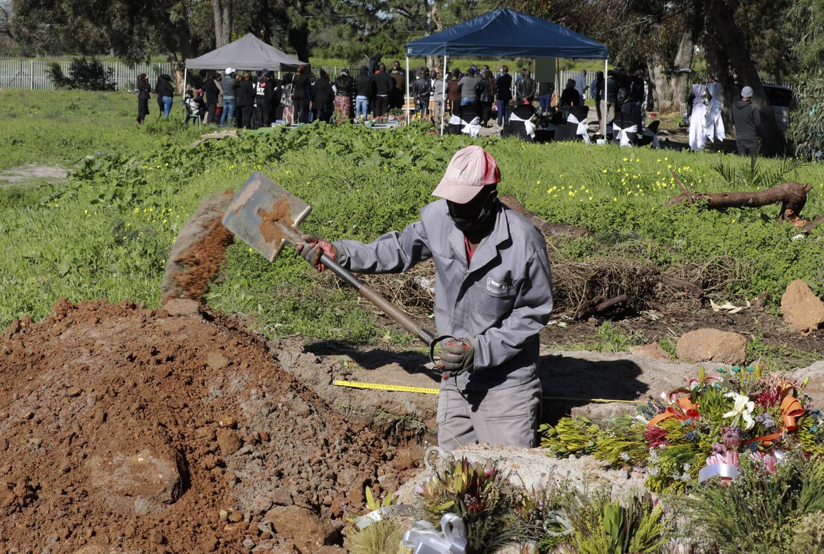 South Africa hits 500,000 COVID-19 cases; more than half of
the continent’s reported cases 1 South Africa hits 500,000 COVID-19 cases; more than half of
the continent’s reported cases 1