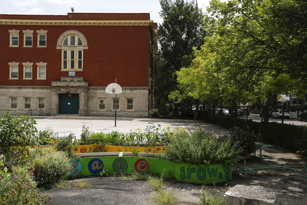 Chicago Public Schools’ new fall plan includes full days of
remote and live learning, but prompts union grievance 1 Chicago Public Schools’ new fall plan includes full days of
remote and live learning, but prompts union grievance 1