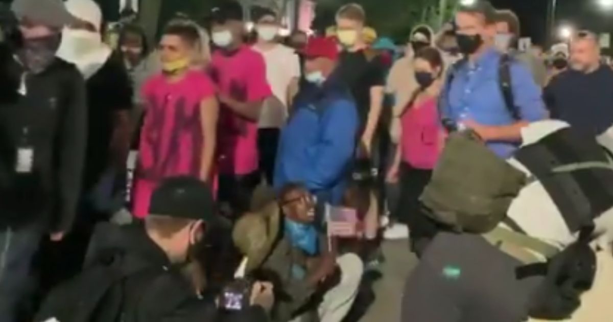 Videos Show Kenosha Protesters Burn Flag, Shout ‘Kill the
F***ing Police’ and ‘Death to America’ 1