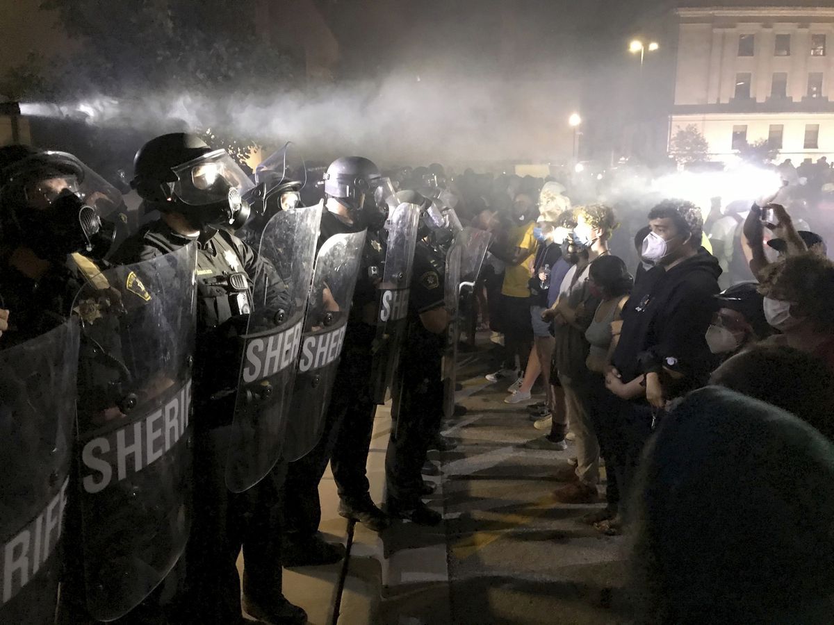 Protests erupt after Kenosha police shoot man 1 Protests erupt after Kenosha police shoot man 1