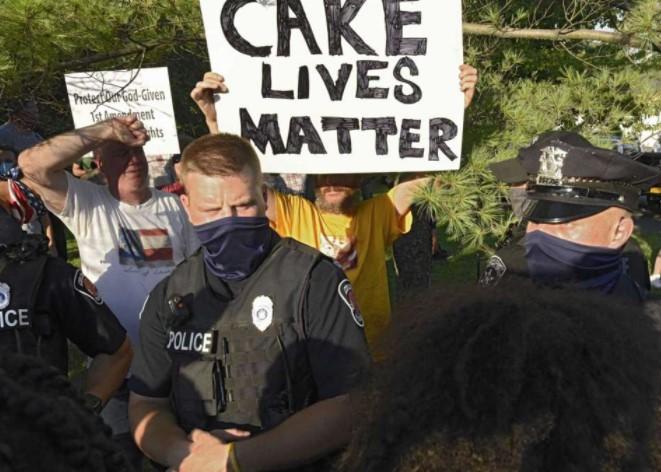 Cake Lives Matter: Protesters Descend On New York Bakery For
Making MAGA-Hat-Shaped Cake 1