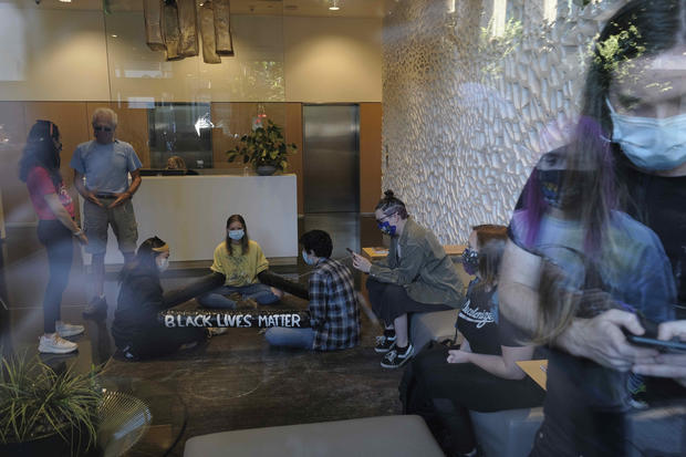 Portland protesters occupied mayor's presumed condo
complex 1