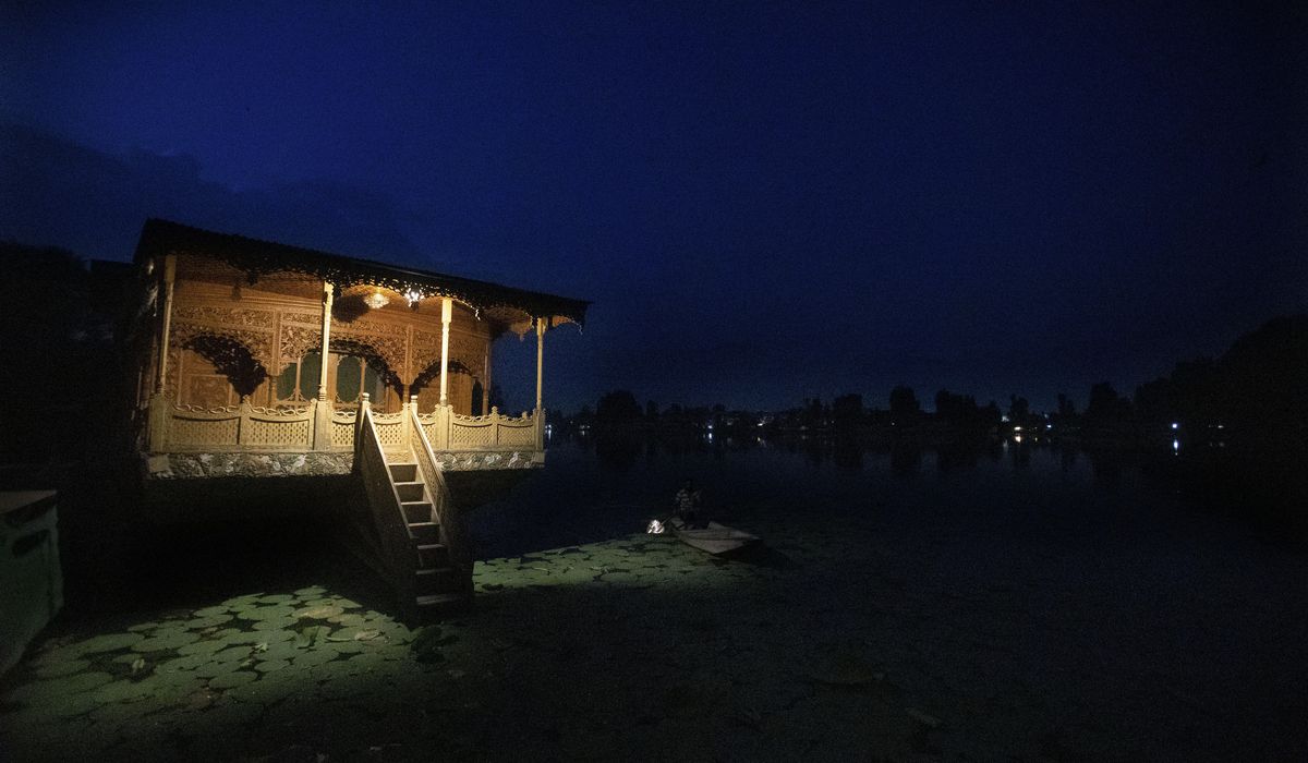 AP PHOTOS: Year on, India's lockdowns ruin Kashmir's
economy 1