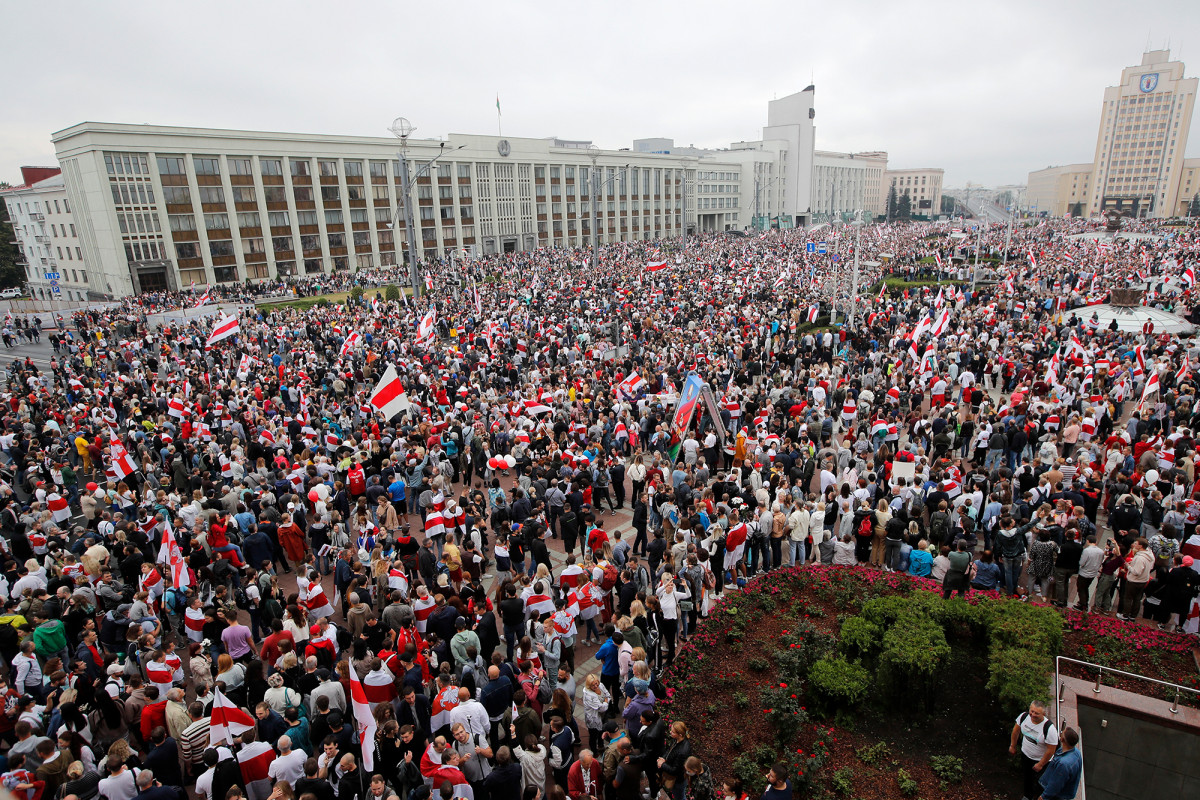 Over 100,000 protesters gather to pressure Belarus president
to resign 1