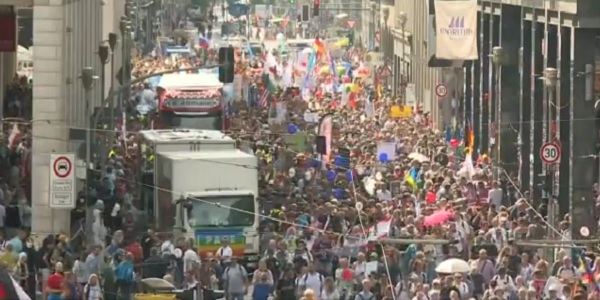 Police in Berlin halt anti-coronavirus protest 1