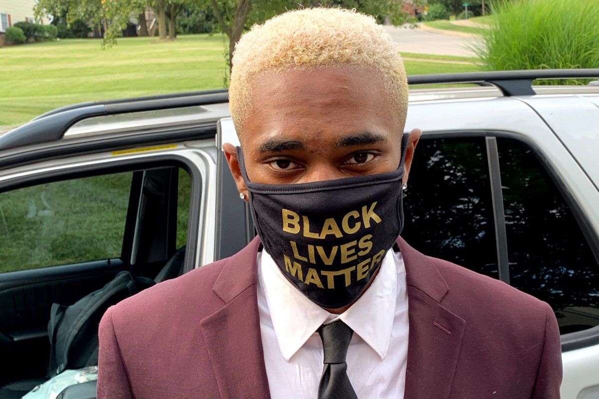 Black teen forced to take off Black Lives Matter mask at
graduation ceremony 1