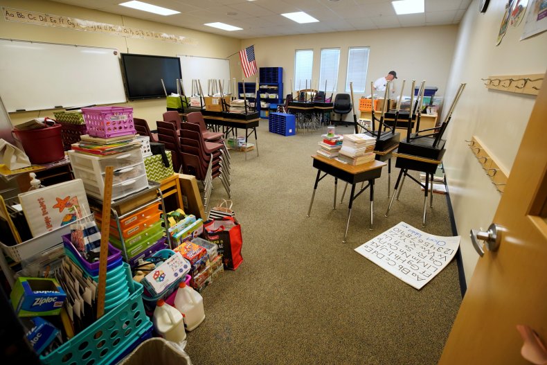 Arizona Students Rally for In-Person Classes After 109
Teaching Staff Members Stage 'Sick-Out' to Protest
Reopening 1