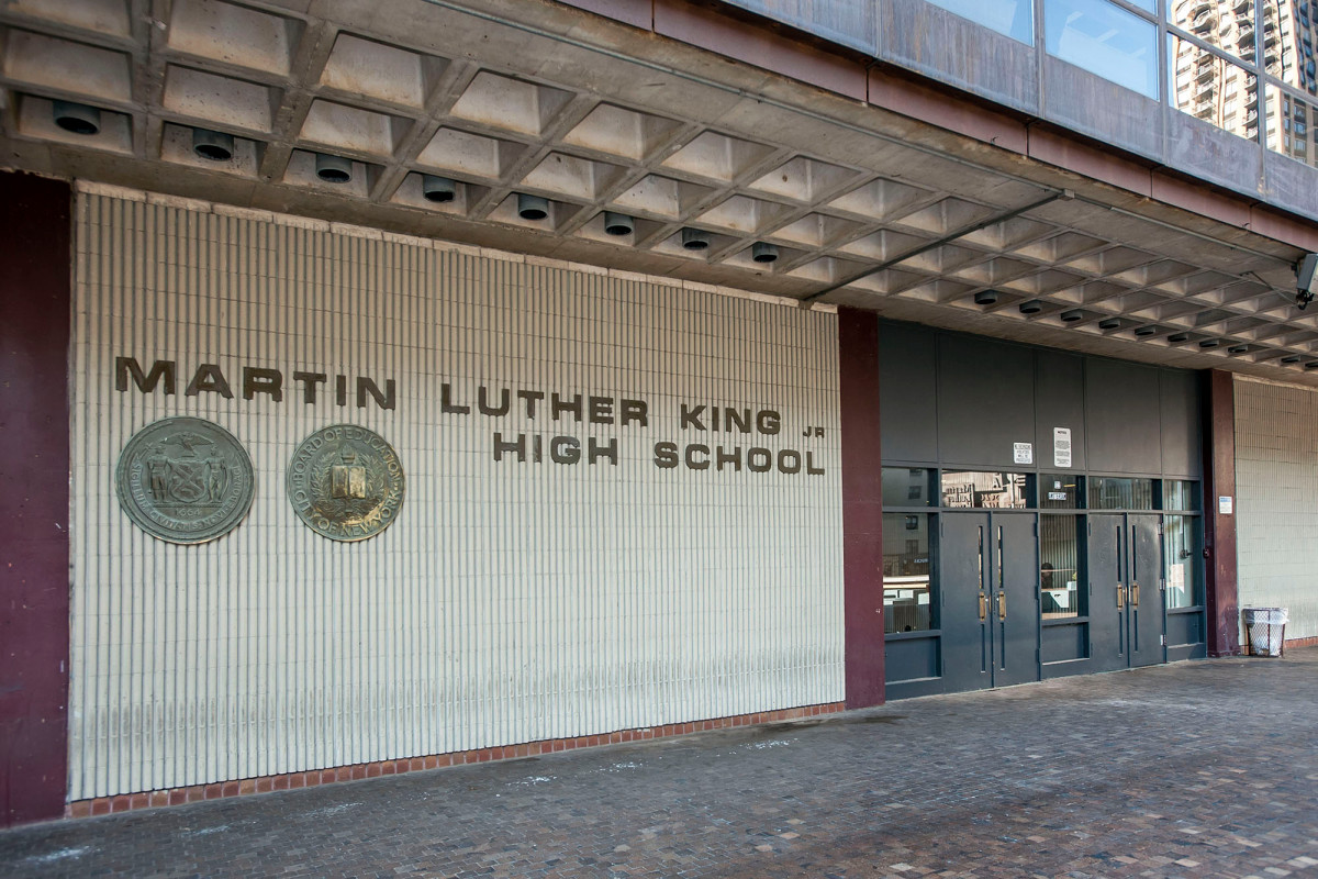 Hundreds sign petition to close NYC school over ventilation,
COVID-19 concerns 1