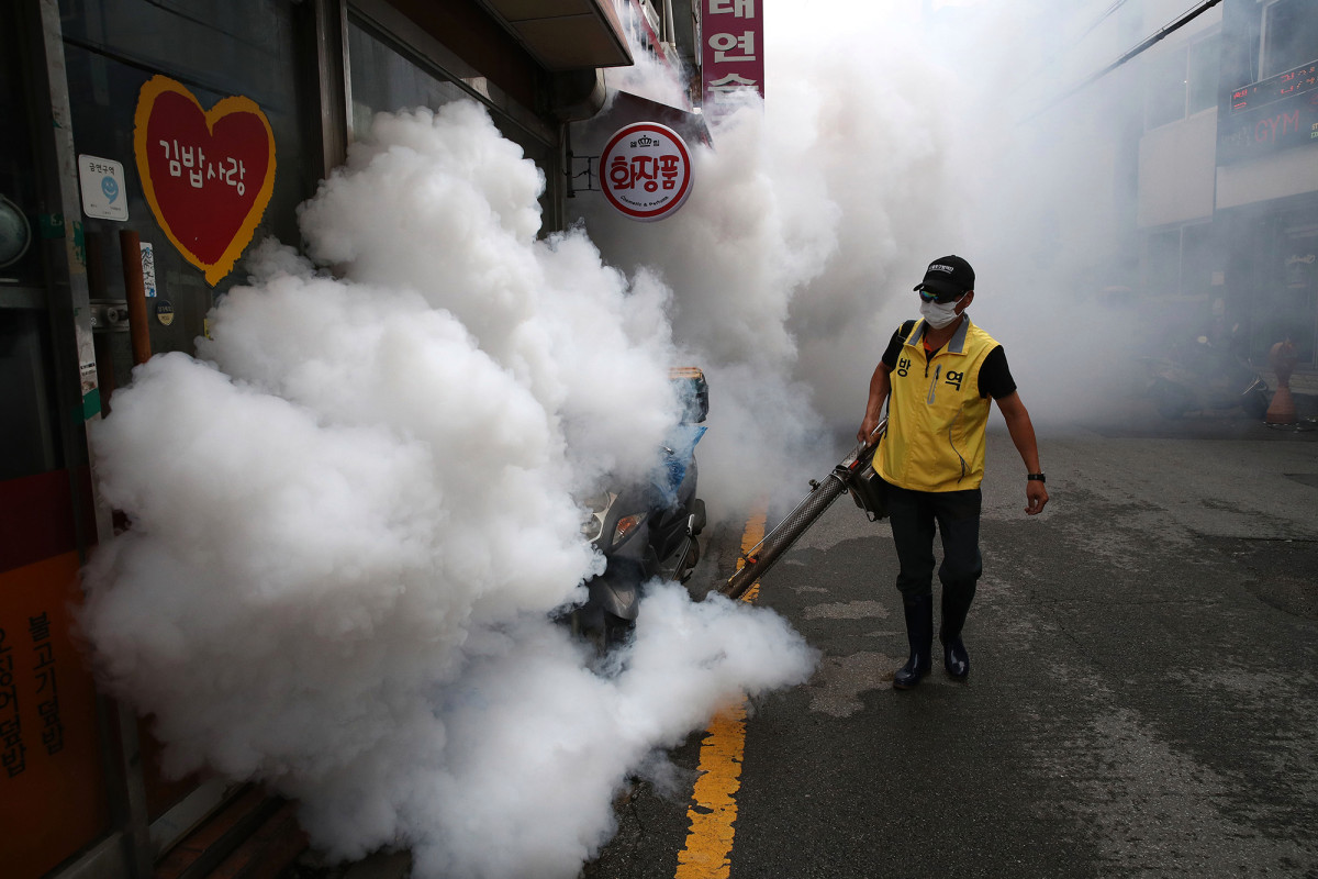 South Korea low on hospital beds as second COVID-19 wave
hits 1