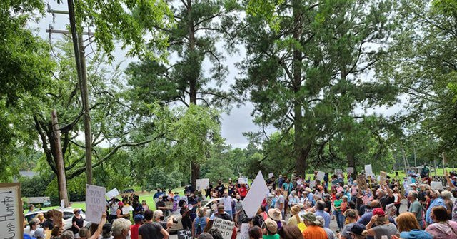 Protesters Descend on Postmaster General’s Home in North
Carolina 1
