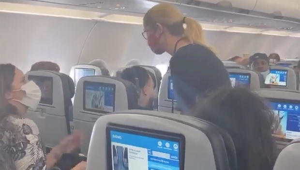 Mother and kids removed from flight after 2-year-old
wouldn't wear mask 1