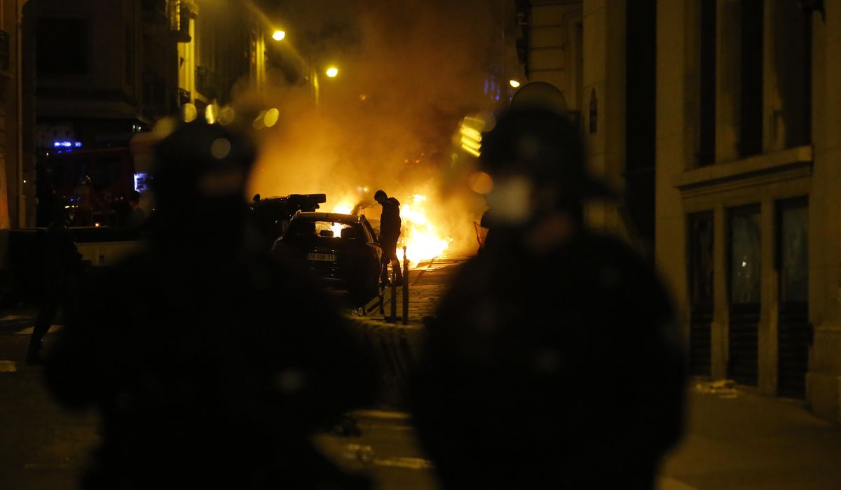 Fans clash with Paris riot police after PSG loses
final 1