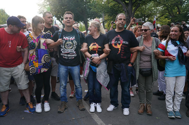 Berlin police break up "anti-coronavirus" protest of
18,000 1