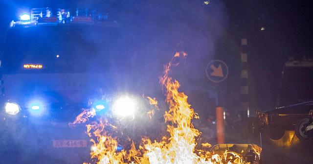 20 Arrests After Rioters Attack Dutch Police with Stones,
Fireworks, and Eggs 1
