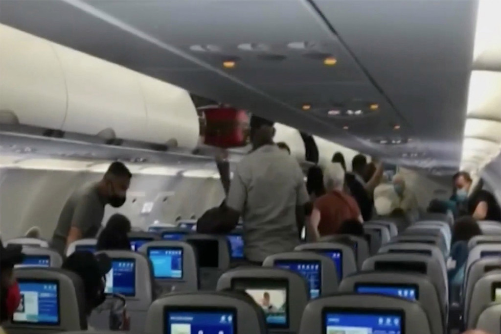 NYC mom recounts being kicked off JetBlue flight after
toddler wouldn’t wear mask 1