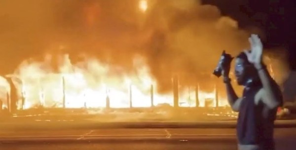 Federal investigators probe people who pay for
rioters 1
